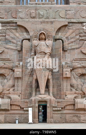 Leipzig, Allemagne - Octobre 2018 : Statue de l'Archange Michael à l'entrée du Monument de la Bataille des nations à Leipzig City, Allemagne Banque D'Images