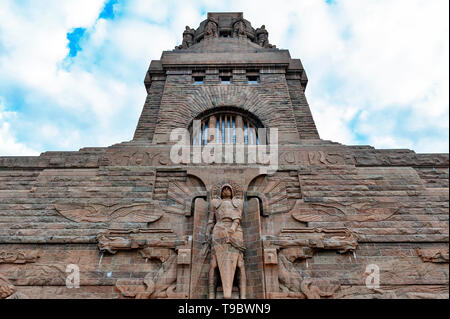 Leipzig, Allemagne - Octobre 2018 : Statue de l'Archange Michael à l'entrée du Monument de la Bataille des nations à Leipzig City, Allemagne Banque D'Images