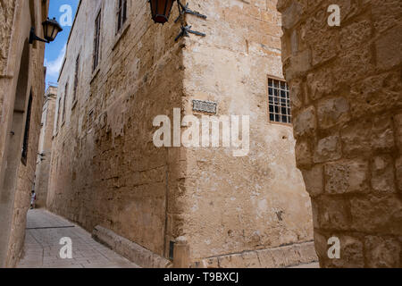 L'Europe, Malte, Mdina. Historique typique ruelle bordée de bâtiments en pierre calcaire. Rue Sainte Croix. Banque D'Images