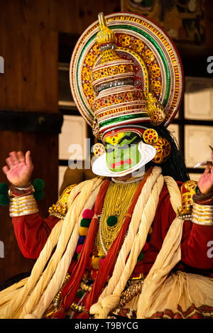 Portrait d'un vertical artiste Kathakali au Kerala, en Inde. Banque D'Images