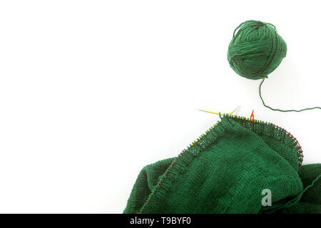 Un chandail de tricot avec des aiguilles à tricoter et une tasse de café. arrière-plan pour la laine et le tricot Banque D'Images