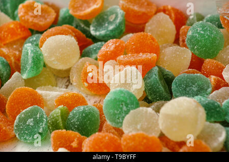 La gélatine différents fruits sucrés bonbons bonbons de sucre. Assortiment de bonbons jelly. Les confiseries de couleur pour les enfants. De délicieux bonbons multicolores à la case Banque D'Images