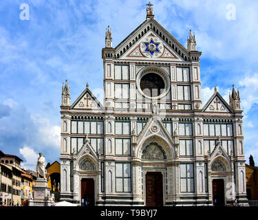 Florence, Italie - 10 mai 2018 : La Basilique de Santa Croce (Basilique de la Sainte Croix) a été consacrée en 1442 et est le lieu de sépulture de Michelangel Banque D'Images