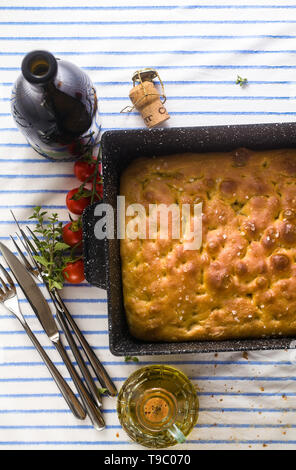 Focaccia italienne et légumes grillés sur une table avec du vin rouge et d'herbes aromatiques. menu d'été Banque D'Images