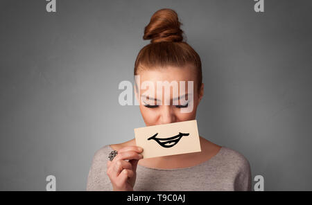 Personne Avec Carte Sourire Devant Sa Bouche Photo Stock Alamy