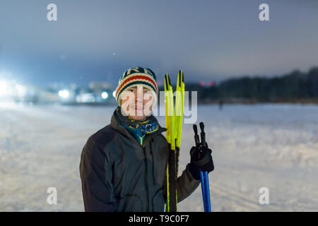 Photo de couple avec les skis dans la forêt d'hiver Banque D'Images