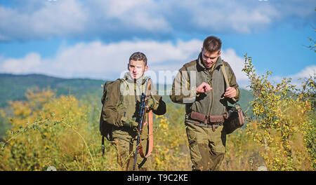 Les forces de l'armée. Camouflage. L'uniforme militaire. Les chasseurs de l'homme à coups de fusil. Boot Camp. Les techniques de chasse et d'armes de l'équipement. Comment transformer la chasse en passe-temps. L'amitié des hommes chasseurs. randonnées et camping. Banque D'Images