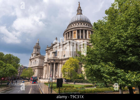 Vue panoramique de la cathédrale Saint-Paul, London England Banque D'Images