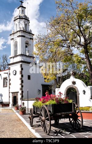 Chapelle privée et cour à l'Hacienda Galindo historique, un domaine du 16ème siècle une fois administré par le conquistador espagnol Hernando Cortes, à San Juan del Rio, Queretaro, Mexique. L'hacienda est maintenant un hôtel et resort détenu et exploité par Fiesta Americana. Banque D'Images