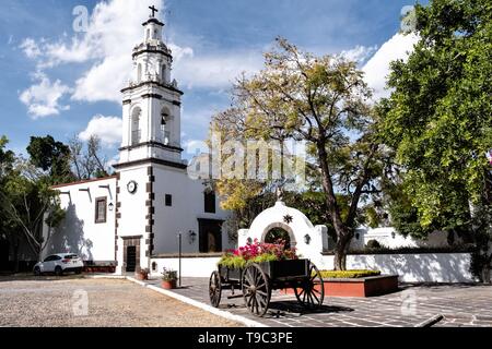 Chapelle privée et cour à l'Hacienda Galindo historique, un domaine du 16ème siècle une fois administré par le conquistador espagnol Hernando Cortes, à San Juan del Rio, Queretaro, Mexique. L'hacienda est maintenant un hôtel et resort détenu et exploité par Fiesta Americana. Banque D'Images