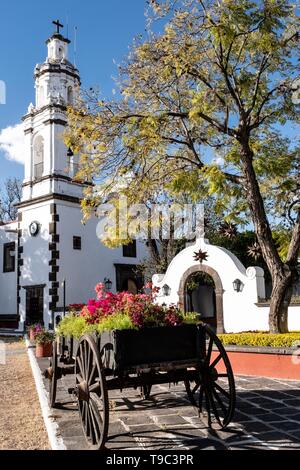 Chapelle privée et cour à l'Hacienda Galindo historique, un domaine du 16ème siècle une fois administré par le conquistador espagnol Hernando Cortes, à San Juan del Rio, Queretaro, Mexique. L'hacienda est maintenant un hôtel et resort détenu et exploité par Fiesta Americana. Banque D'Images