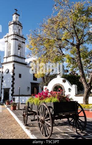 Chapelle privée et cour à l'Hacienda Galindo historique, un domaine du 16ème siècle une fois administré par le conquistador espagnol Hernando Cortes, à San Juan del Rio, Queretaro, Mexique. L'hacienda est maintenant un hôtel et resort détenu et exploité par Fiesta Americana. Banque D'Images