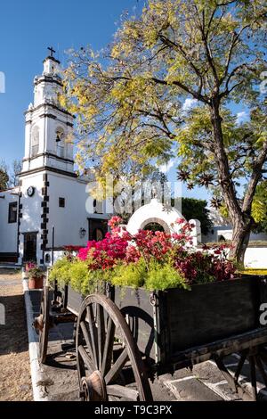 Chapelle privée et cour à l'Hacienda Galindo historique, un domaine du 16ème siècle une fois administré par le conquistador espagnol Hernando Cortes, à San Juan del Rio, Queretaro, Mexique. L'hacienda est maintenant un hôtel et resort détenu et exploité par Fiesta Americana. Banque D'Images