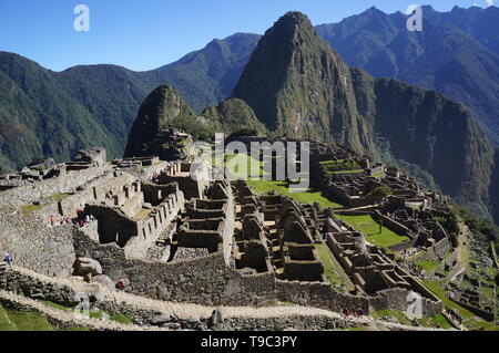 Une vue spectaculaire sur les ruines Incas de Machu Picchu en vue de Huayna Picchu et les montagnes des Andes, au Pérou, en Amérique du Sud. Banque D'Images