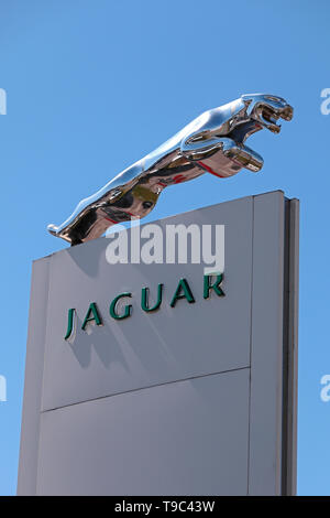 Concessionnaire Jaguar Jaguar argent sculpté signe avec l'emblème de chat Banque D'Images