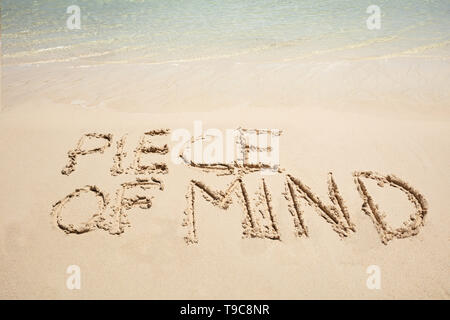 La paix de l'esprit texte écrit sur plage de sable près de la mer Banque D'Images