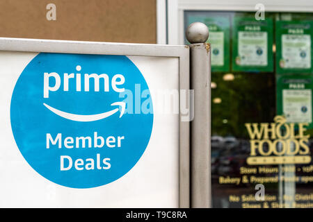 17 mai 2019 Cupertino / CA / USA - Amazone Membres offres inscrivez-affiché dans à l'entrée d'un magasin d'aliments entiers dans le sud de San Francisco bay sont Banque D'Images