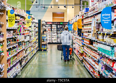 17 mai 2019 Cupertino / CA / USA - Vue d'une allée dans un magasin Whole Foods, d'Amazone offres visibles sur les étagères ; South San Francisco ba Banque D'Images