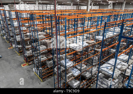 Les boîtes de distribution logistique remise et les travailleurs et à l'opération du chariot élévateur Banque D'Images