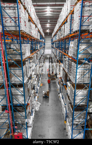 Les boîtes de distribution logistique remise et les travailleurs et à l'opération du chariot élévateur Banque D'Images