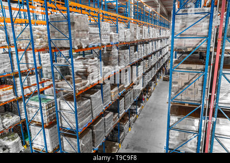 Les boîtes de distribution logistique remise et les travailleurs et à l'opération du chariot élévateur Banque D'Images