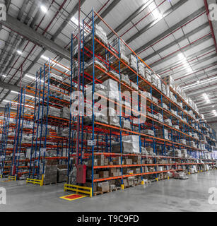 Les boîtes de distribution logistique remise et les travailleurs et à l'opération du chariot élévateur Banque D'Images