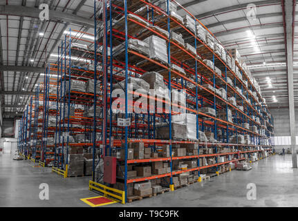 Les boîtes de distribution logistique remise et les travailleurs et à l'opération du chariot élévateur Banque D'Images