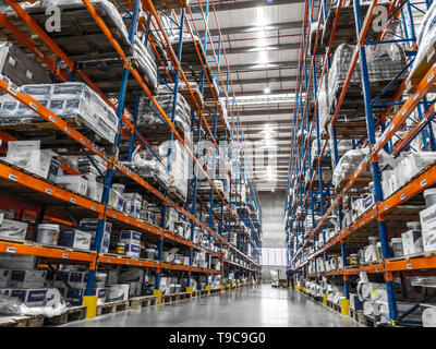 Les boîtes de distribution logistique remise et les travailleurs et à l'opération du chariot élévateur Banque D'Images