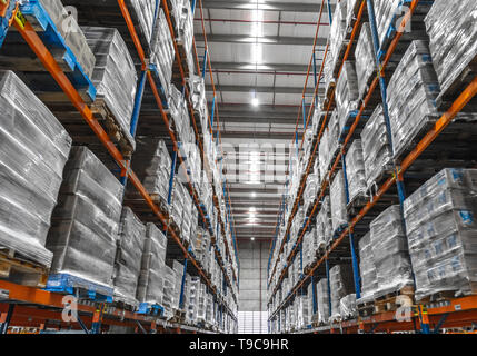 Les boîtes de distribution logistique remise et les travailleurs et à l'opération du chariot élévateur Banque D'Images