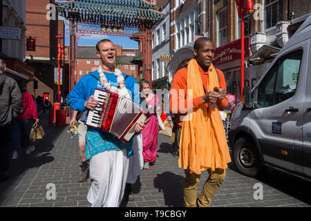 Adeptes Hare Krishna dévots et faire de la musique et le chant dans le China Town, Soho, London, UK Banque D'Images