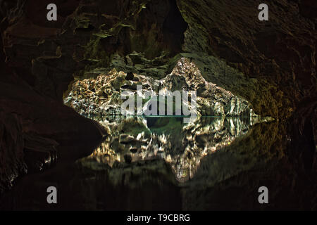 Réflexions de l'eau dans la grotte de Tham Pha, Inh, Thakhek Khammouane, Laos Banque D'Images