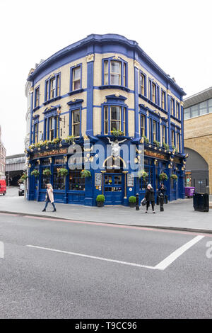 L'extérieur de la maison publique armes charpentiers de près de London Bridge sur Tooley Street, London, SE1, UK Banque D'Images