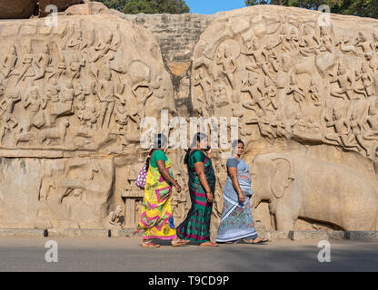 Trois femmes passent à pied la pénitence d'Arjuna (Descente du Gange), rock (Mamallapuram Mahabalipuram, Inde) Banque D'Images