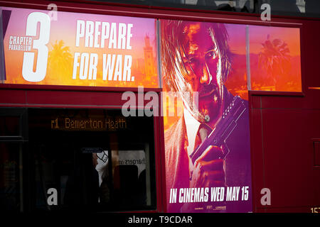 Se préparer à la guerre motion photo publicité sur le côté de l'autobus Banque D'Images