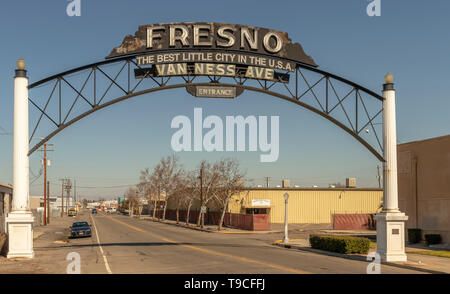 Van Ness Avenue Entrée de centre-ville de Fresno, Californie, USA. 'La meilleure petite ville aux États-Unis." Banque D'Images