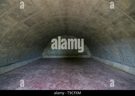 À l'intérieur de l'un des vieux bunkers de munitions de la Seconde Guerre mondiale (également connu sous le nom d'igloo's) à la prairie à herbes hautes Midewin, Wilmington, Illinois. Banque D'Images