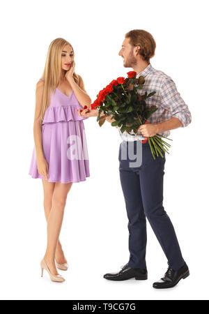 Jeune homme propose à sa bien-aimée sur fond blanc Banque D'Images