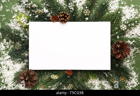 De belles décorations de Noël avec une carte vide sur un fond de couleur Banque D'Images