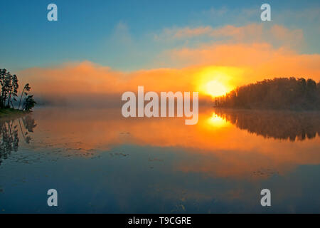 Le brouillard au lever du soleil sur le lac Kenora Ontario Canada Isabel Banque D'Images