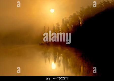 Le brouillard au lever du soleil sur le lac Kenora Ontario Canada Isabel Banque D'Images