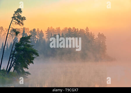 Le brouillard au lever du soleil sur le lac Kenora Ontario Canada Isabel Banque D'Images