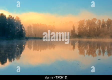 Le brouillard au lever du soleil sur le lac Kenora Ontario Canada Isabel Banque D'Images