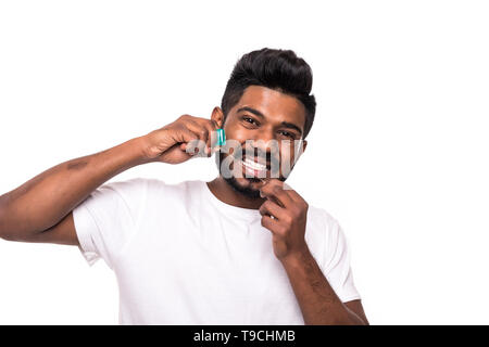 Ses dents fil dentaire homme isolé sur fond blanc Banque D'Images
