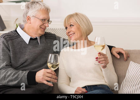 Senior Couple Drinking Wine, célébrer Anniversaire Banque D'Images