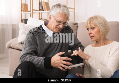 Couple moderne essaie d'utiliser des lunettes VR Banque D'Images