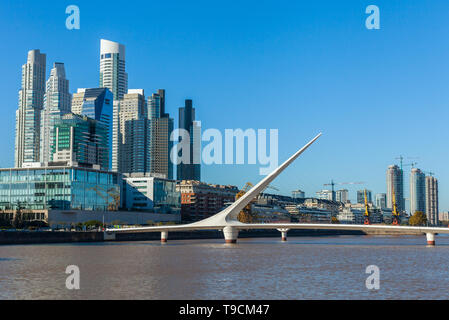 Les toits de la ville de Buenos Aires. Avis de Puente de la Mujer Women's Bridge , Puerto Madero Banque D'Images