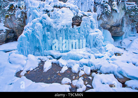 Bien que la rivière Maligne Canyon Maligne, parc national Jasper, Alberta, Canada Le parc national de Jasper Alberta Canada Banque D'Images