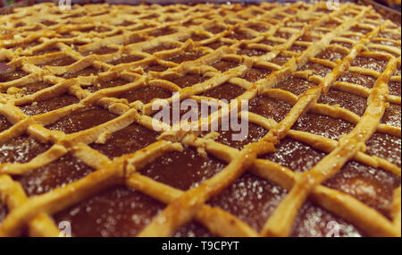 Cherry pie fait maison avec les cerises et les pêches Banque D'Images