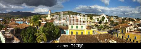 Vue panoramique vue aérienne de la ville vue aérienne, tour de cloche sur la Plaza Mayor et les maisons coloniales à Trinidad, Cuba - un site classé au patrimoine mondial de l'UNESCO Banque D'Images