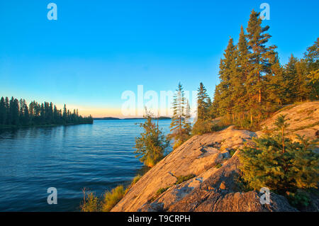 Lac Athapapuskow au lever du soleil près de Bakers Narrows Manitoba Canada Banque D'Images